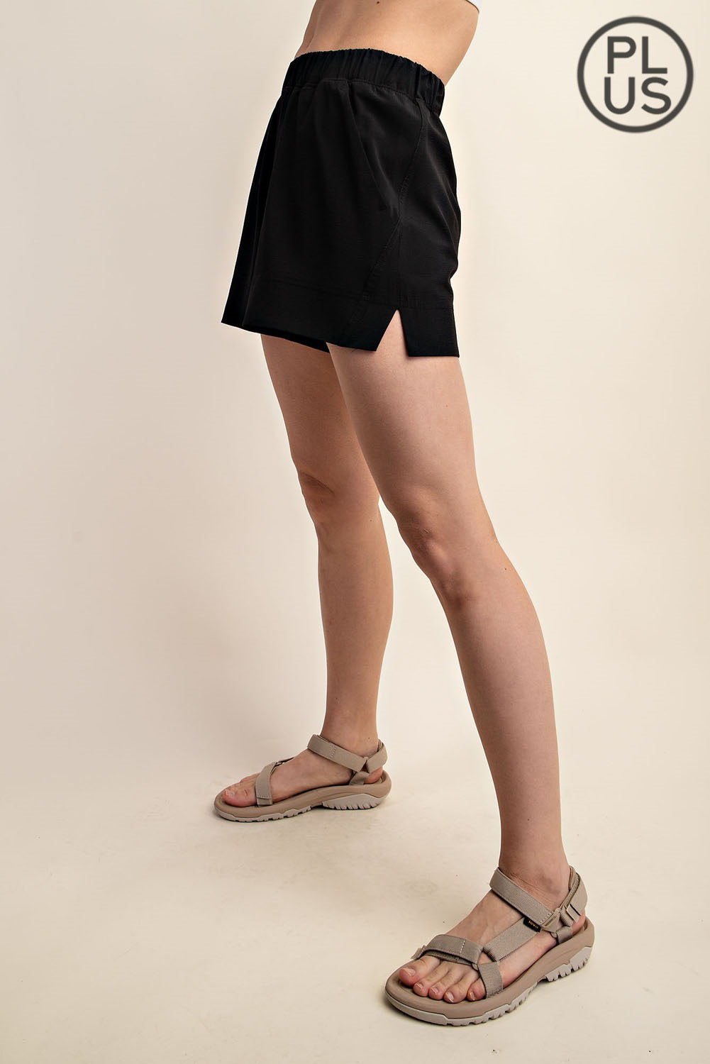 PLUS SIZE CRINKLE WOVEN SHORT - Black