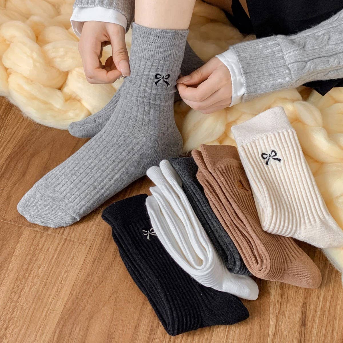 SIMPLE EMBROIDERED BOW SOCKS