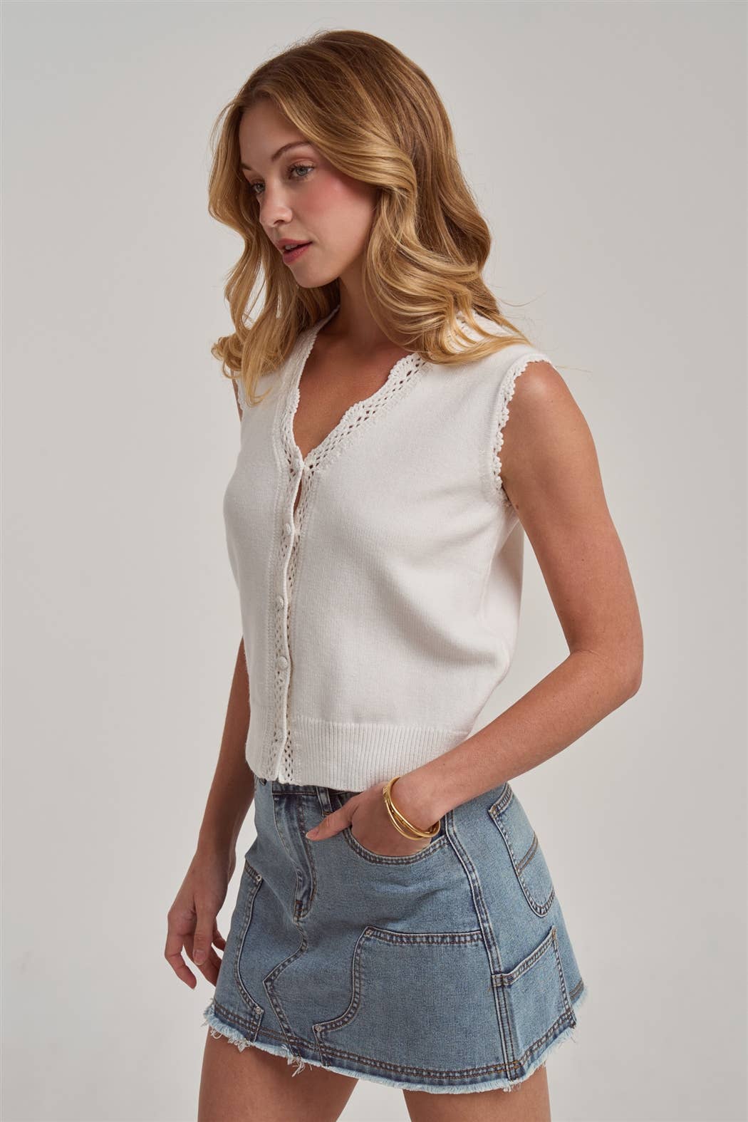 LACE TRIMMED BUTTON FRONT SLEEVELESS SWEATER VEST TOP