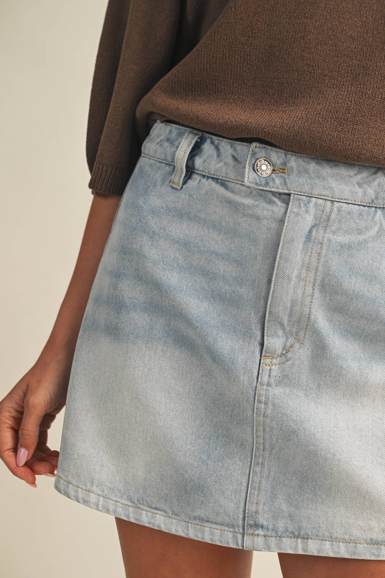 LIGHT DENIM WASH MINI SKORT