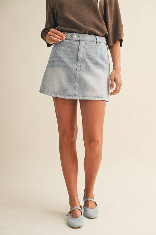 LIGHT DENIM WASH MINI SKORT
