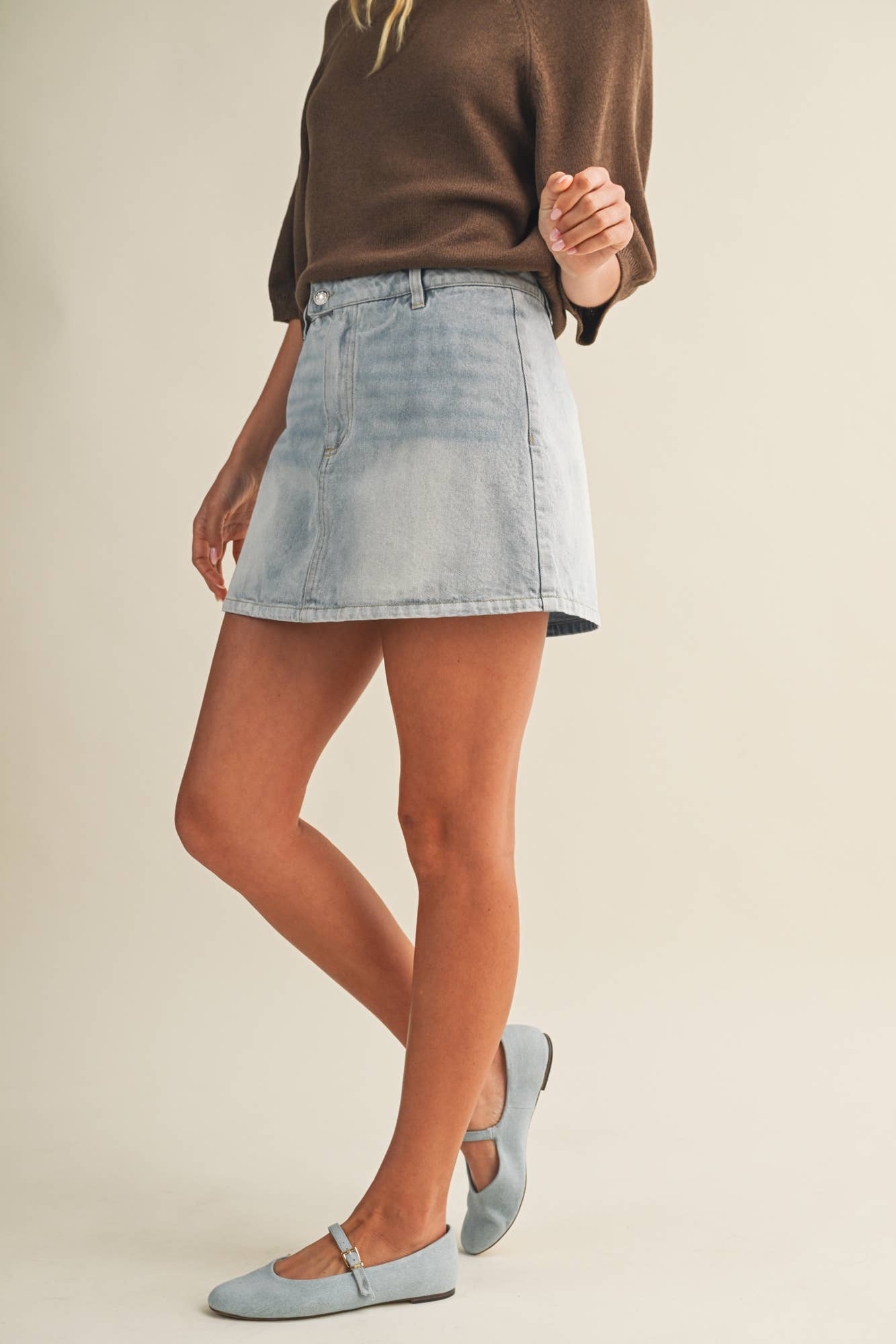 LIGHT DENIM WASH MINI SKORT