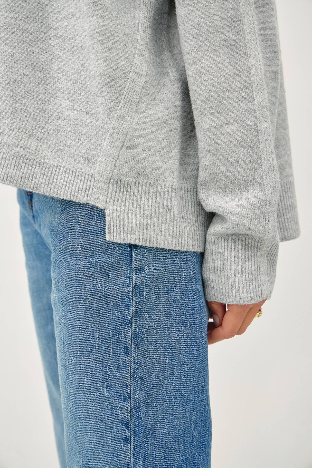 OVERSIZED SLUB YARN SWEATER WITH BACK STITCHING
