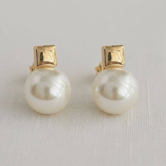 Chic High-Gloss Pearl Stud Earrings