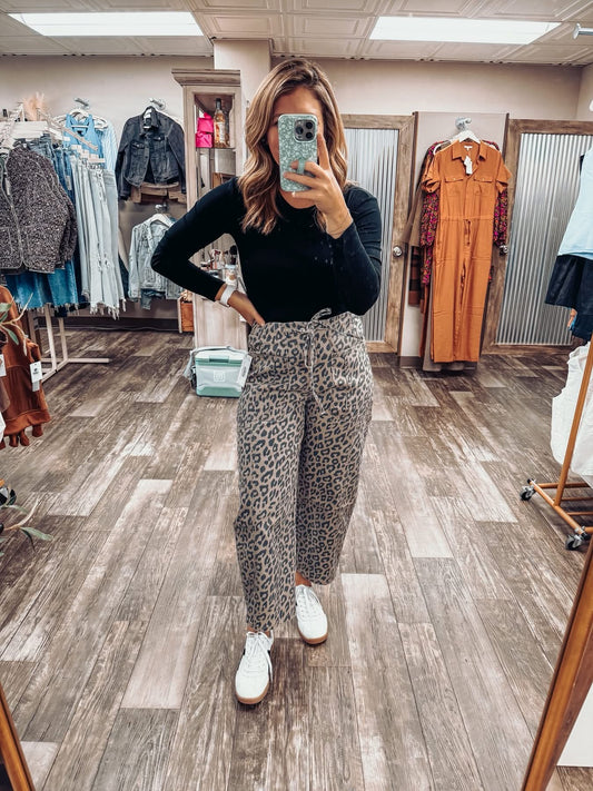 Leopard Printed Drawstring Waist Pocketed Wide Leg Jeans